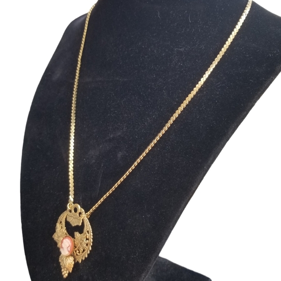 VINTAGE ORNATE GOLDTONED CAMEO PENDANT NECKLACE - Picture 2 of 6